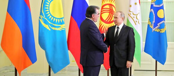 Эмомалӣ Раҳмон ва Владимир Путин дар Санкт-Петербург зимни ҷаласаи сарони аъзои СПАД Эмомалӣ Раҳмон ва Владимир Путин дар Санкт-Петербург зимни ҷаласаи сарони аъзои СПАД - Sputnik Тоҷикистон