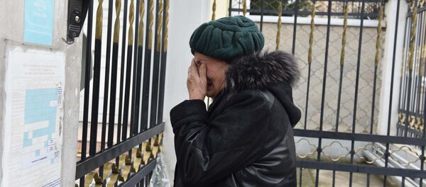 Жители Душанбе несут цветы к посольству РФ - Sputnik Таджикистан