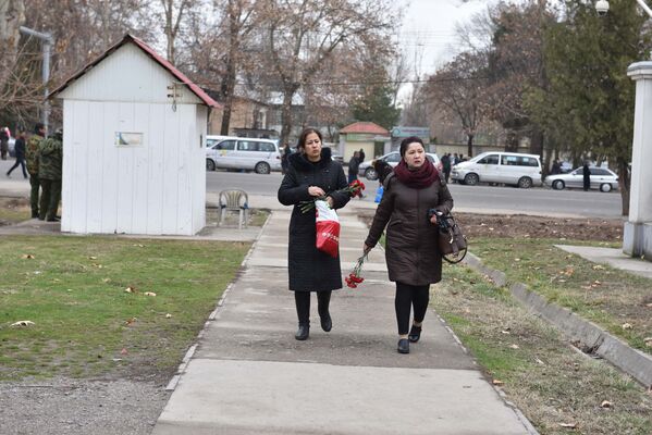 Жители Душанбе несут цветы к посольству РФ - Sputnik Таджикистан