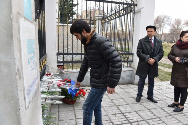 Жители Душанбе несут цветы к посольству РФ - Sputnik Таджикистан