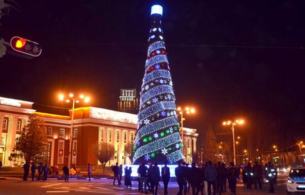 И вот она нарядная: сколько стоит рекордная елка в Душанбе к Новому году-2020 И вот она нарядная: сколько стоит рекордная елка в Душанбе к Новому году-2020 - Sputnik Таджикистан