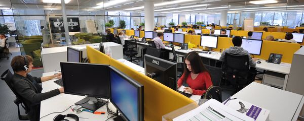 Сотрудники банка в офисе, архивное фото - Sputnik Тоҷикистон