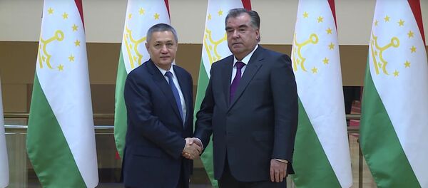 Президент Таджикистана Эмомали Рахмон провел встречу с вице-премьером Узбекистана Рустамом Азимовым Президент Таджикистана Эмомали Рахмон провел встречу с вице-премьером Узбекистана Рустамом Азимовым - Sputnik Таджикистан