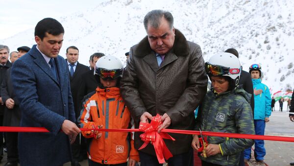 Эмомали Рахмон на открытии современной канатной дороги протяженностью 2 км - Sputnik Таджикистан