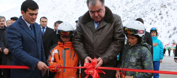 Эмомали Рахмон на открытии современной канатной дороги протяженностью 2 км Эмомали Рахмон на открытии современной канатной дороги протяженностью 2 км - Sputnik Таджикистан