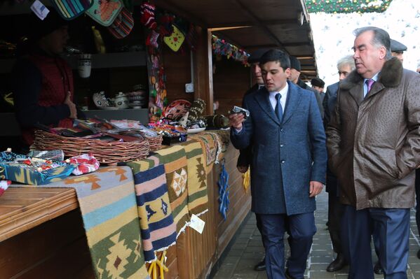 На территории комплекса Лидер нации посетил несколько лавок, где продают различные сувениры с памятной символикой Сафед-Дара - Sputnik Таджикистан