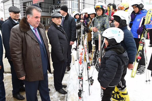 Эмомали Рахмон и юные лыжники на открытии новой канатной дороги - Sputnik Таджикистан