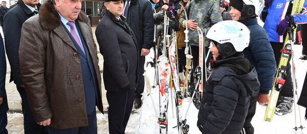 Эмомали Рахмон и юные лыжники на открытии новой канатной дороги - Sputnik Таджикистан