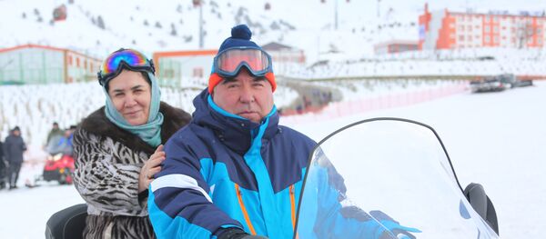 Президенти Тоҷикистон Эмомалӣ раҳмон бо ҳамсараш Азизамоҳ Раҳмон Президенти Тоҷикистон Эмомалӣ раҳмон бо ҳамсараш Азизамоҳ Раҳмон - Sputnik Тоҷикистон