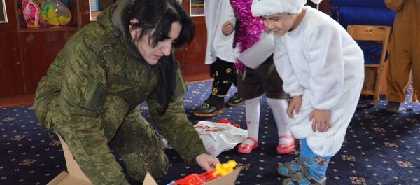 Военные 201-й РВБ порадовали детей новогодними подарками - Sputnik Таджикистан