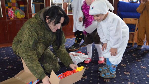Военные 201-й РВБ порадовали детей новогодними подарками - Sputnik Таджикистан