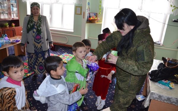 Военные 201-й РВБ порадовали детей новогодними подарками - Sputnik Таджикистан
