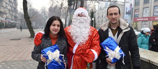 Вручение подарков - Мавзуна Назаралиева и Афзалшо Зиёмахмад - Sputnik Таджикистан