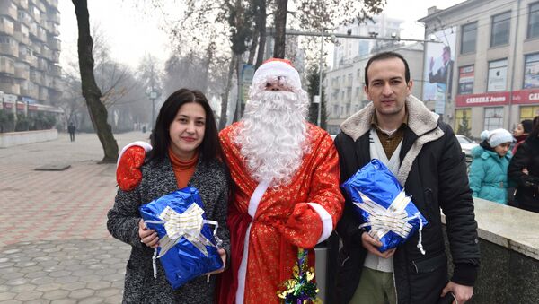 Вручение подарков - Мавзуна Назаралиева и Афзалшо Зиёмахмад - Sputnik Таджикистан