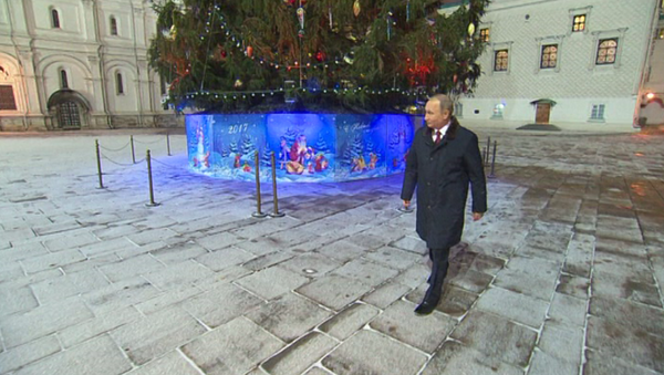 Путин осмотрел главную новогоднюю ель и археологические шурфы в Кремле - Sputnik Таджикистан