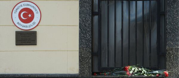 Гул дар назди сафорати Туркия дар Маскав. Акс азбойгонӣ - Sputnik Тоҷикистон