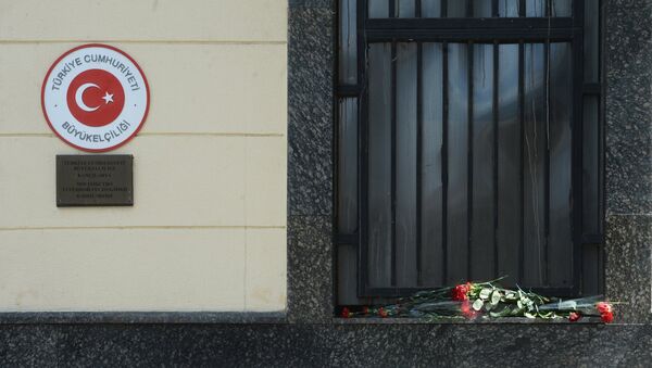 Цветы у посольства Турции в Москве в память о погибших в результате теракта в Стамбуле - Sputnik Таджикистан