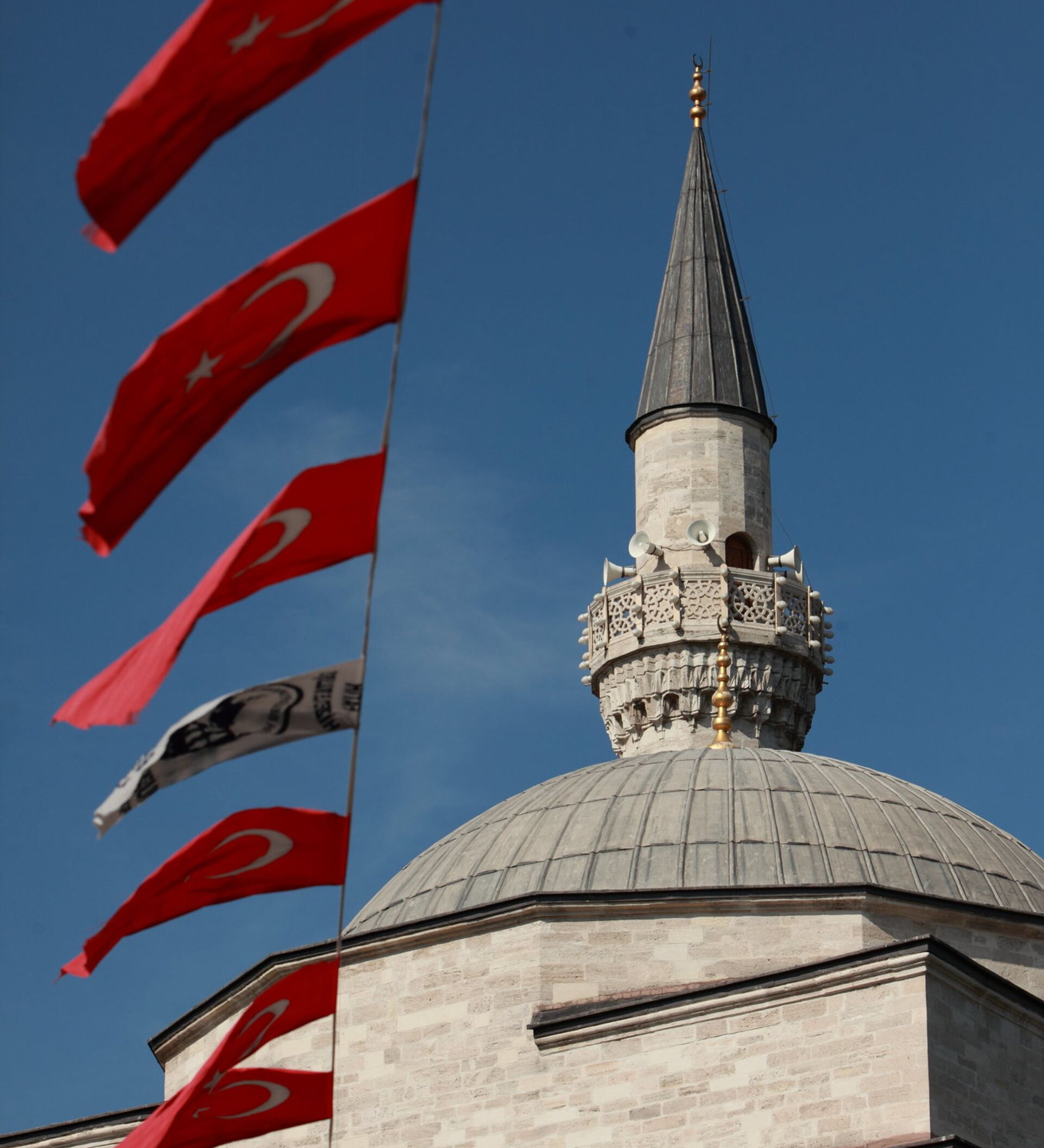 Флагшток Турции. Азербайджан мечеть флаг. Турецкий флаг на улицах Стамбула. Венгро турецкие отношения. Таджикский турецкий язык
