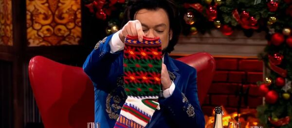 Тӯҳфаи Филлип Киркоров ба Максим Галкин, ҷураби помирӣ Тӯҳфаи Филлип Киркоров ба Максим Галкин, ҷураби помирӣ - Sputnik Тоҷикистон