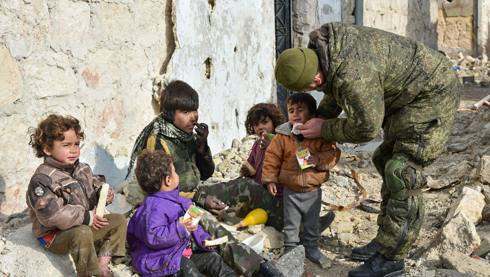 Дети россии дети сирии. Российские военные в Сирии и дети. Российские солдаты и сирийские дети. Русский солдат в Сирии с ребенком.