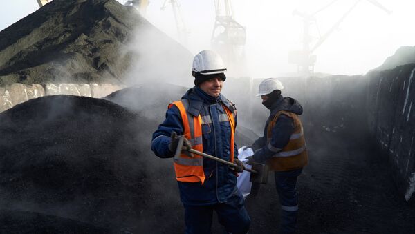 Разгрузка угля, архивное фото - Sputnik Таджикистан