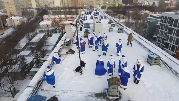 Дед Мороз с крыши: как в одной из больниц Москвы поздравили детей с Рождеством - Sputnik Таджикистан