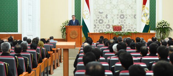 Эмомалӣ Раҳмон дар назди кормандони Оҷонсии мубориза бо фасод Эмомалӣ Раҳмон дар назди кормандони Оҷонсии мубориза бо фасод - Sputnik Тоҷикистон