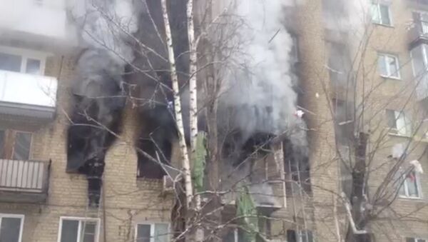 Густой черный дым валил из окон квартир в Саратове после взрыва бытового газа - Sputnik Таджикистан