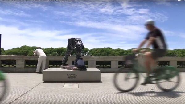 Вандалы разрушили статую футболиста Лионеля Месси в Буэнос-Айресе - Sputnik Таджикистан