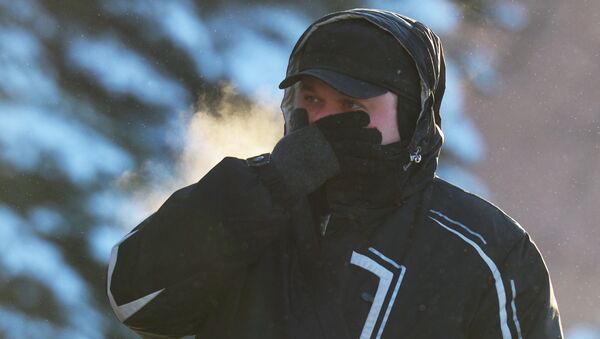 Мужчина на улице в морозный день, архивное фото - Sputnik Тоҷикистон