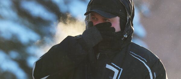 Мужчина на улице в морозный день, архивное фото Мужчина на улице в морозный день, архивное фото - Sputnik Таджикистан