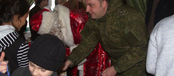 Военнослужащие 201 военной базы совместно с учащимися филиала Московского государственного и Российско-Таджикского Славянского университетов провели благотворительную акцию Военнослужащие 201 военной базы совместно с учащимися филиала Московского государственного и Российско-Таджикского Славянского университетов провели благотворительную акцию - Sputnik Таджикистан