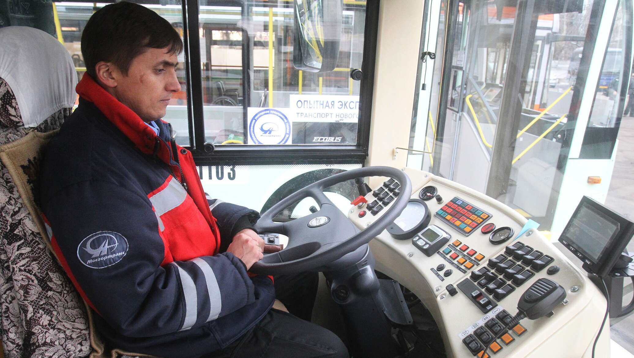 Работа водителем автобуса в московском. ЛИАЗ 5292. Кабина водителя автобуса. Водила автобуса. Автобус салон водителя.