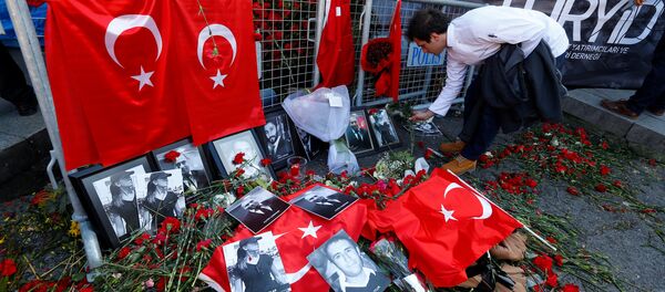 Мард барои поси хотири қурбоншудагон гул мегзуорад. Акс аз бойгонӣ - Sputnik Тоҷикистон