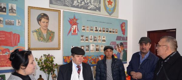 Группа памяти 201 РВБ совместно с воинами-интернационалистами посетили школу № 37 в честь Александра Григорьевича Мироненко - Sputnik Таджикистан