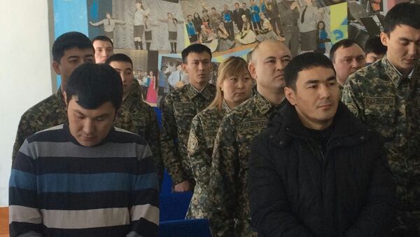 Подсудимые офицеры Кайнарбек Тастанбеков и Кайргали Оразжанов (на переднем плане) - Sputnik Таджикистан