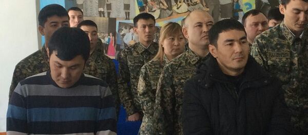 Подсудимые офицеры Кайнарбек Тастанбеков и Кайргали Оразжанов (на переднем плане) - Sputnik Таджикистан