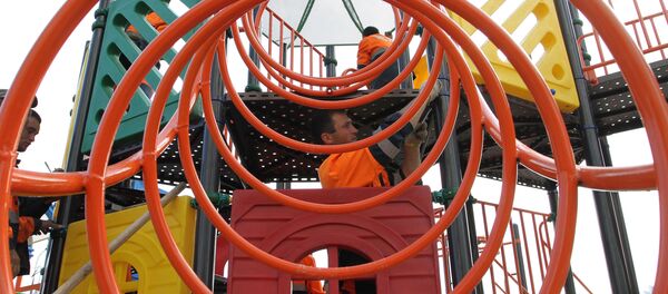 Монтаж детской площадки, архивное фото - Sputnik Таджикистан