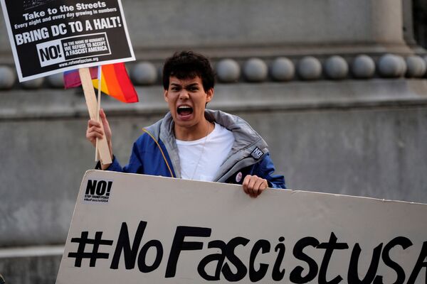 Демонстрант в Вашингтоне - Sputnik Таджикистан