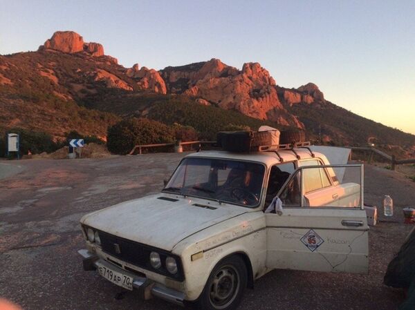 Энтузиасты из Томска совершили путешествие по Европе и Африке на ржавой шестерке - Sputnik Тоҷикистон