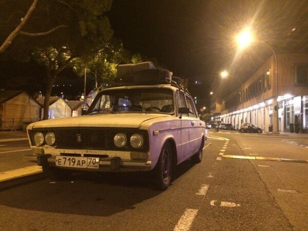 Энтузиасты из Томска совершили путешествие по Европе и Африке на ржавой шестерке - Sputnik Тоҷикистон