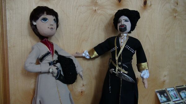 Родные нотки в творениях Аззы Родные нотки в творениях Аззы - Sputnik Таджикистан