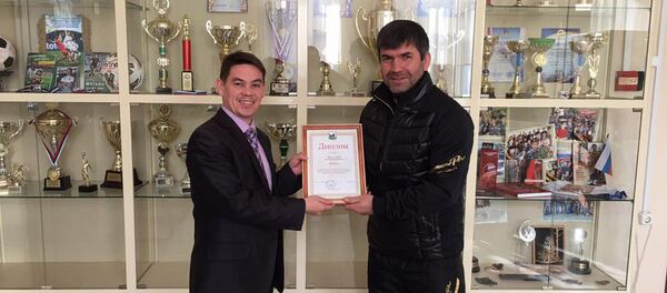 Эргаш Маҳмадбеков дар маросими ҷоизагирии  Миллион на добрые дела дар шаҳри Иркутск - Sputnik Тоҷикистон