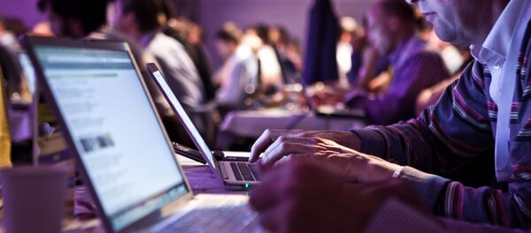 Посетитель интернет-кафе, архивное фото - Sputnik Тоҷикистон