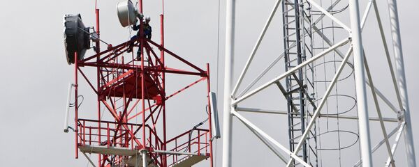 Монтажник на вышке сотовой связи, архивное фото Монтажник на вышке сотовой связи, архивное фото - Sputnik Таджикистан