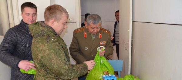 Инженеры 201-й РВБ поздравили с праздником инженерных войск заслуженного ветерана ВС СССР Хасанова Ташбулата - Sputnik Таджикистан