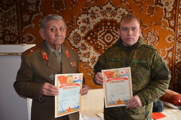 Инженеры 201-й РВБ поздравили с праздником инженерных войск заслуженного ветерана ВС СССР Хасанова Ташбулата Инженеры 201-й РВБ поздравили с праздником инженерных войск заслуженного ветерана ВС СССР Хасанова Ташбулата - Sputnik Таджикистан