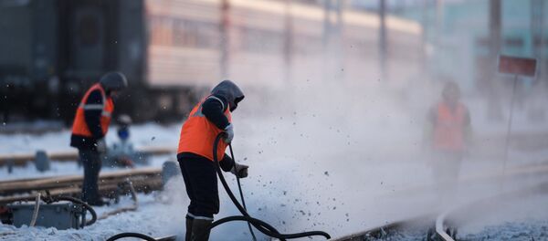 Рабочие очищают железнодорожный путь на станции, архивное фото - Sputnik Таджикистан