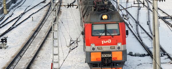 Электровоз на железнодорожной станции, архивное фото - Sputnik Таджикистан