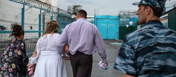 Жених и невеста во время свадьбы на территории исправительной колонии, архивное фото Жених и невеста во время свадьбы на территории исправительной колонии, архивное фото - Sputnik Таджикистан